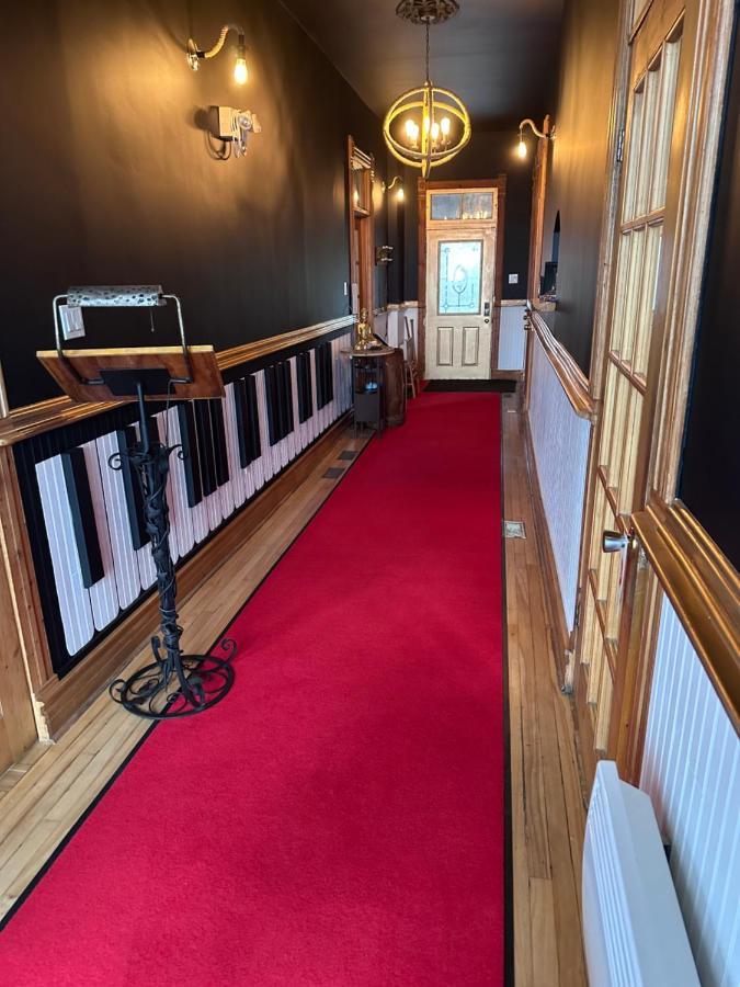 Auberge Et Bistro Namaste Lachute Bagian luar foto