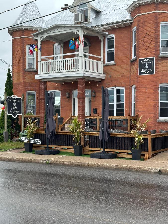 Auberge Et Bistro Namaste Lachute Bagian luar foto