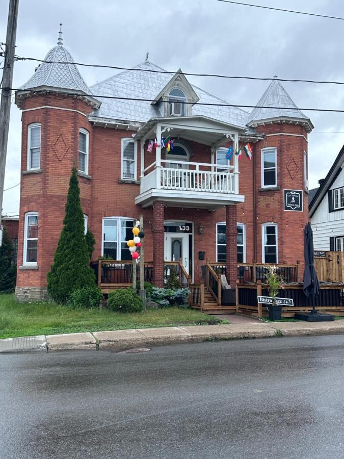 Auberge Et Bistro Namaste Lachute Bagian luar foto