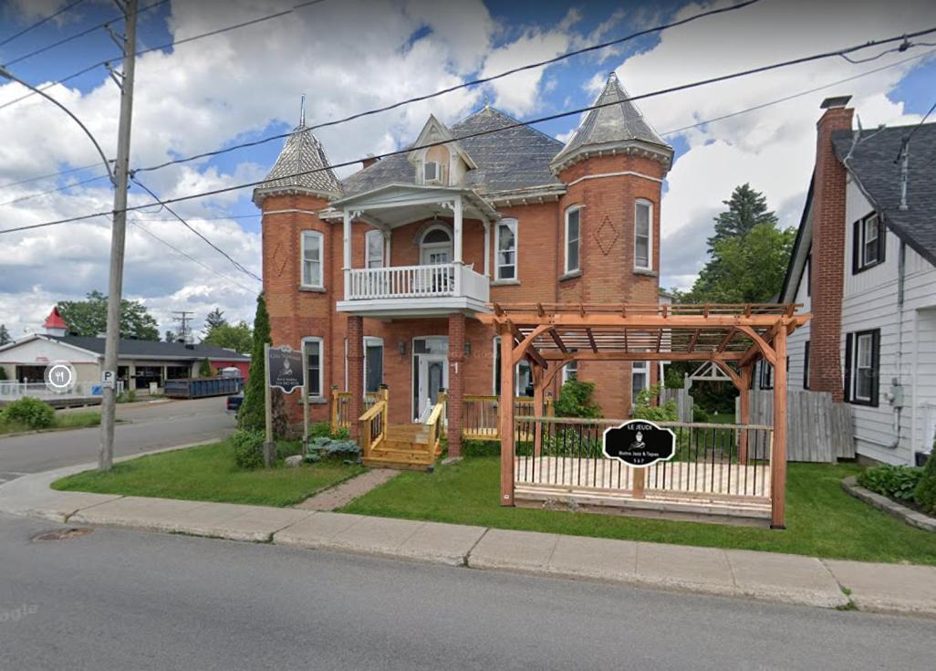 Auberge Et Bistro Namaste Lachute Bagian luar foto