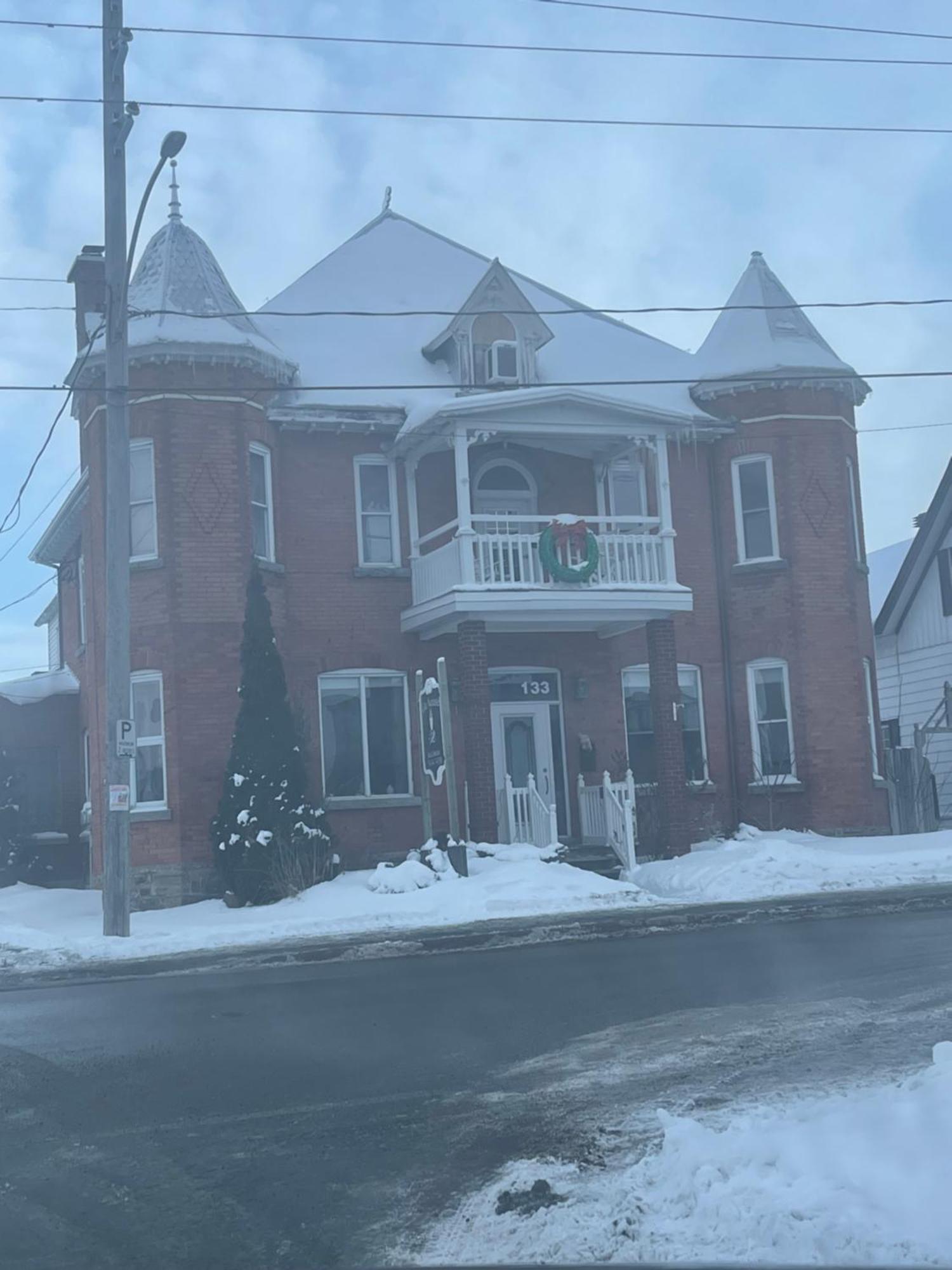 Auberge Et Bistro Namaste Lachute Bagian luar foto